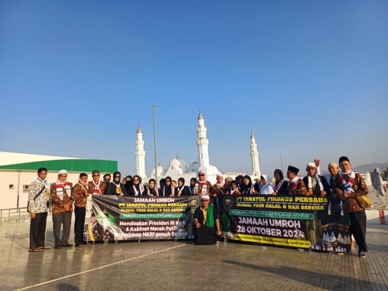 Ilustrasi jamaah melaksanakan tawaf di Masjidil Haram