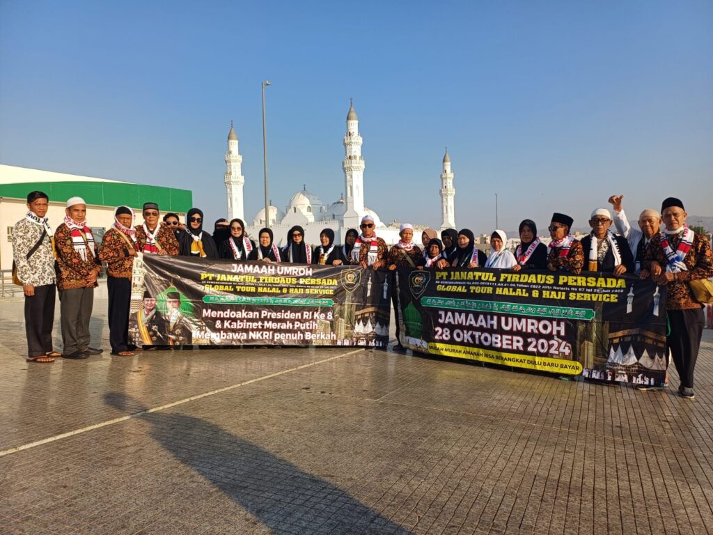 Jamaah melaksanakan tawaf mengelilingi Ka’bah (foto ilustrasi)